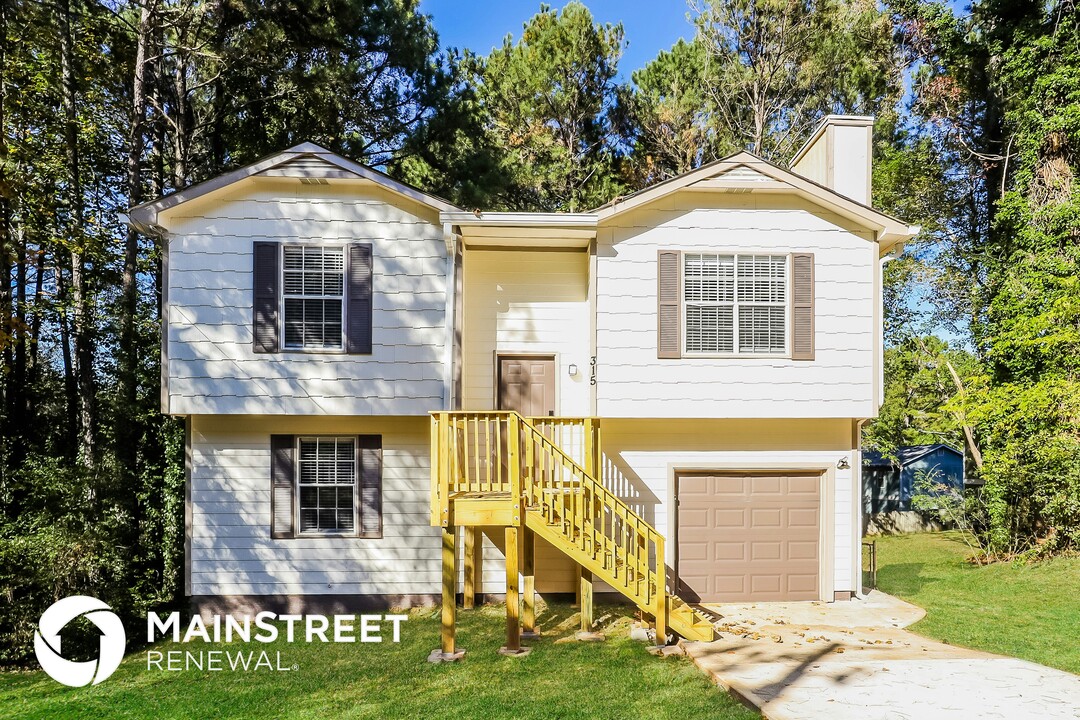 315 Wolf Downs Way in College Park, GA - Building Photo