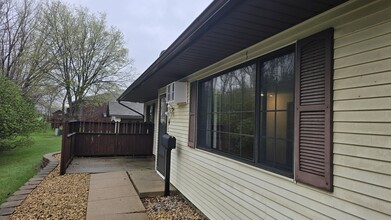 202 Hudson Ave, Unit 4 in Marshall, MN - Foto de edificio - Building Photo