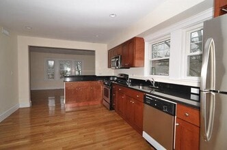 47 Crosby Rd, Unit 2 in Chestnut Hill, MA - Foto de edificio - Building Photo