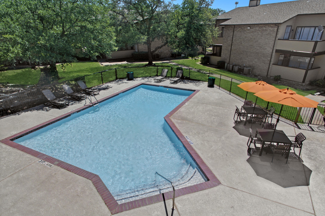 THE FALLS & OAKS in Fort Worth, TX - Building Photo