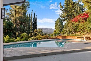 4920 Tarzana Woods Dr in Tarzana, CA - Building Photo