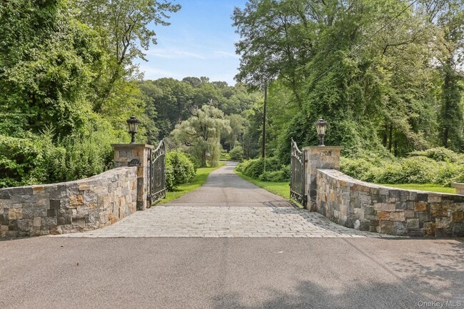 777 Armonk Rd in Mt Kisco, NY - Building Photo - Building Photo