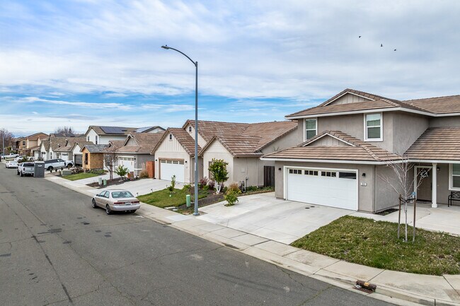 950 Heritage Way in Yuba City, CA - Building Photo - Building Photo