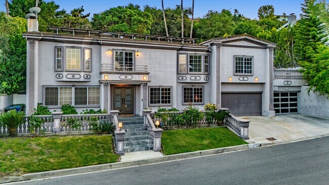 11372 Dona Teresa Dr in Los Angeles, CA - Building Photo - Building Photo