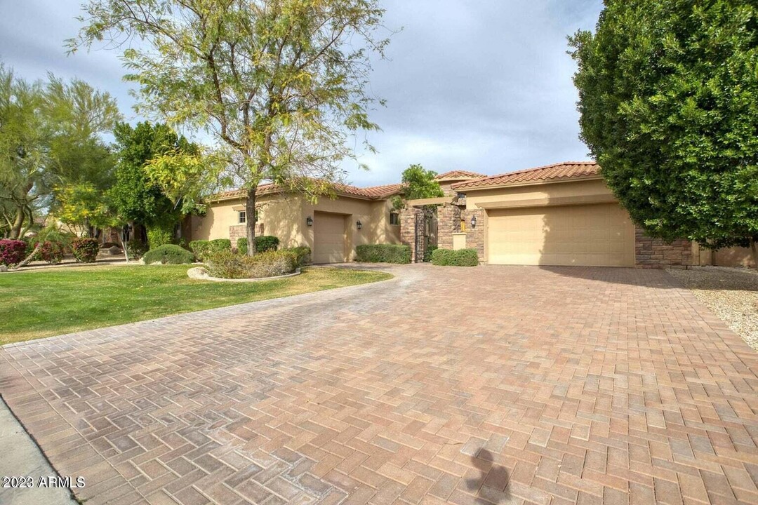 14051 N 99th Way in Scottsdale, AZ - Foto de edificio