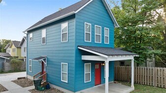 21 W 5th St in Fayetteville, AR - Building Photo