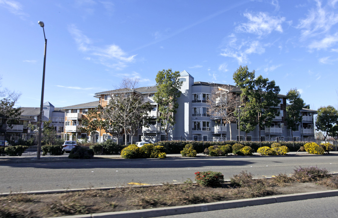 Independence Plaza in Alameda, CA - Foto de edificio