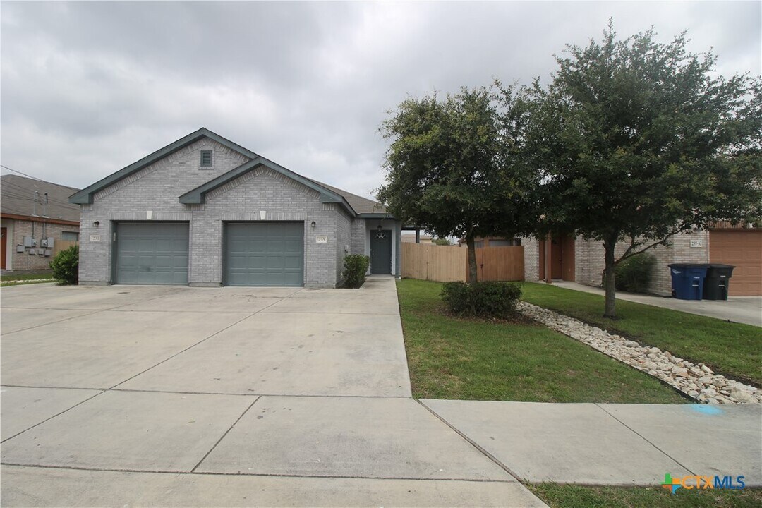 235 Anne Louise Dr in New Braunfels, TX - Building Photo