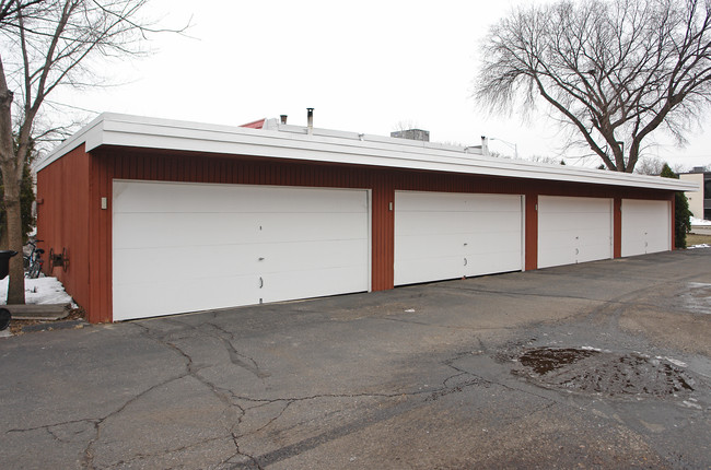 1363 County Road B W in Roseville, MN - Building Photo - Building Photo