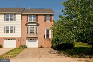 2079 Honeysuckle Ln in Winchester, VA - Building Photo