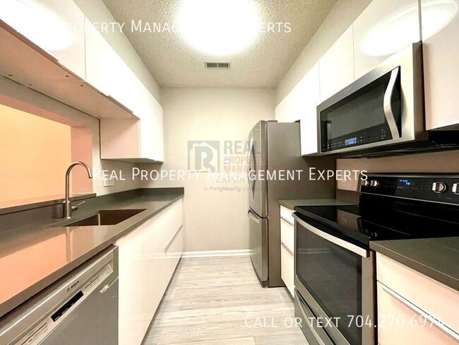 5003 Sharon Rd in Charlotte, NC - Building Photo - Building Photo