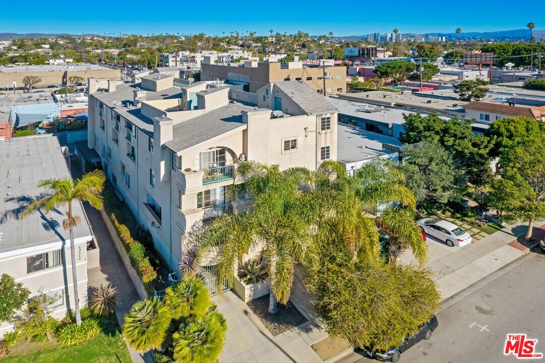 12311 Pacific Ave in Los Angeles, CA - Foto de edificio