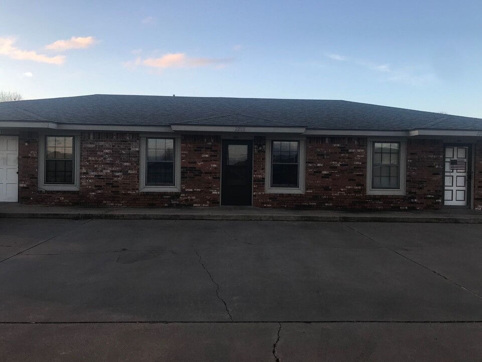 2224 Apple in Weatherford, OK - Building Photo