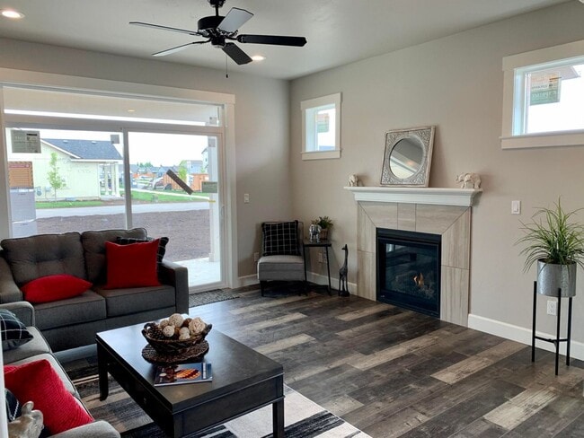 2584 NW Hemlock Ave in Redmond, OR - Foto de edificio - Building Photo