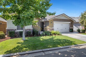 1632 N Broadbent Ln in Clovis, CA - Building Photo - Building Photo