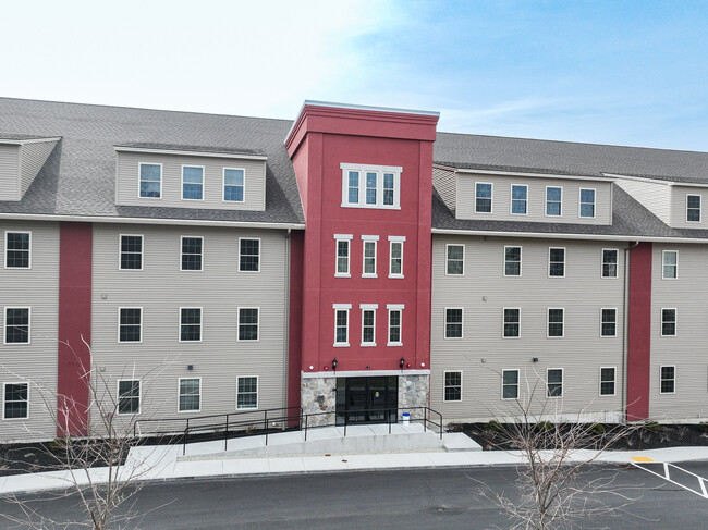 Fownes Mill-Large Rooms-Heated Garage-Welc... in Rochester, NH - Building Photo - Building Photo