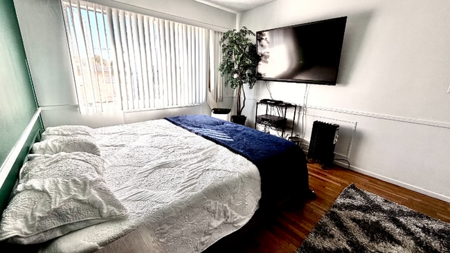 1135 Glenville Dr in Los Angeles, CA - Foto de edificio - Building Photo