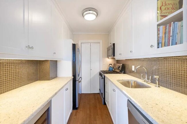130 E 18th St in New York, NY - Building Photo - Building Photo