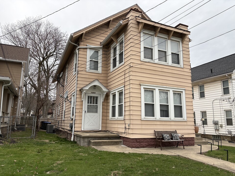2468 3rd St, Unit Upper in Cuyahoga Falls, OH - Building Photo