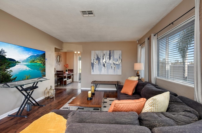 5350 Orange Ave in San Diego, CA - Foto de edificio - Building Photo