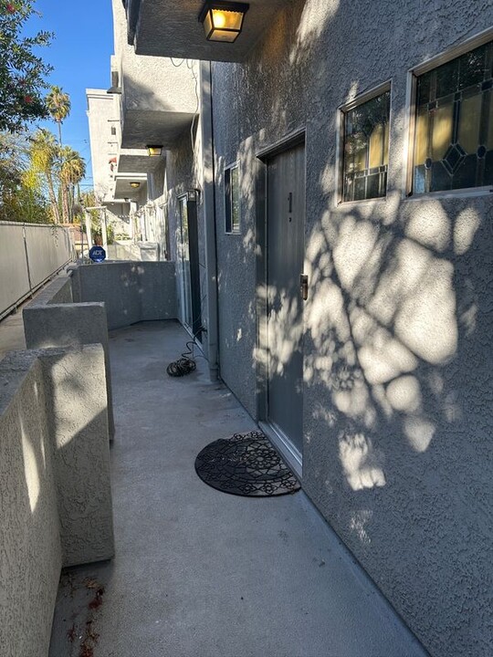 15153 Burbank Blvd in Los Angeles, CA - Building Photo