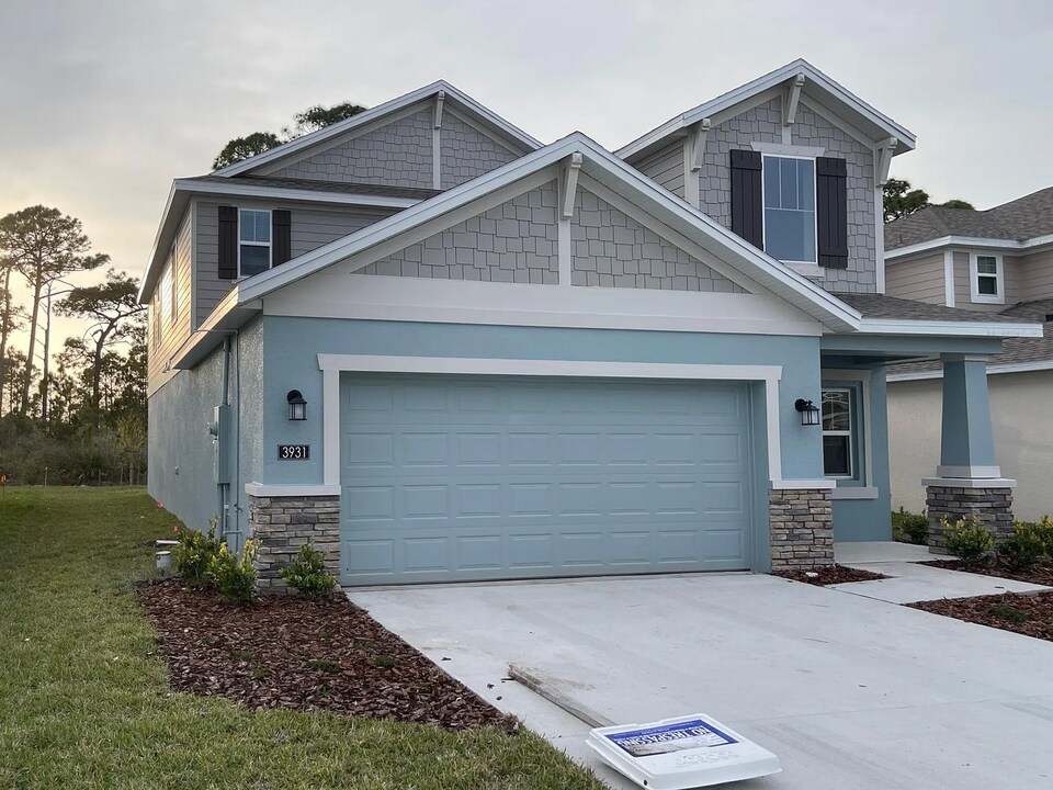 3931 Willow Brk Dr in Edgewater, FL - Building Photo