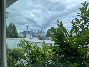 321 W Olympic Pl in Seattle, WA - Building Photo - Building Photo
