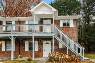 1502 Oakshire Ct in Winston-Salem, NC - Building Photo