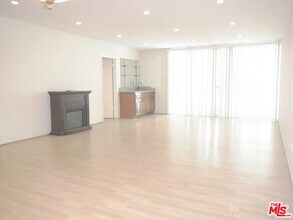 847 5th St-Unit -104 in Santa Monica, CA - Building Photo - Building Photo