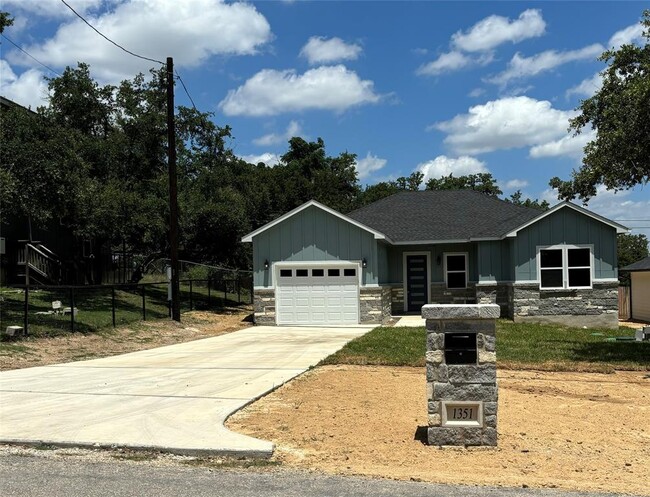 1351 Canyon Edge in Canyon Lake, TX - Foto de edificio - Building Photo