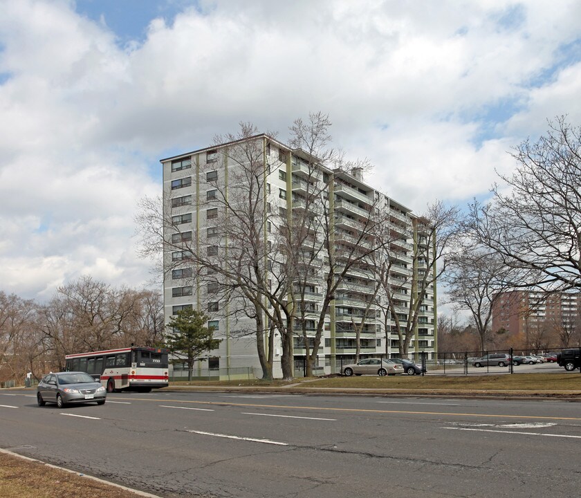 Danton Place in Toronto, ON - Building Photo