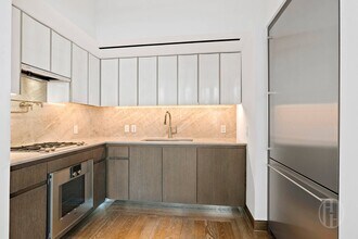 111 W 57th St, Unit #11C in New York, NY - Foto de edificio - Building Photo