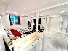 34 Foster St, Unit #1 in Boston, MA - Foto de edificio - Building Photo