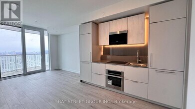 1 Fairview Rd E in Mississauga, ON - Building Photo - Building Photo