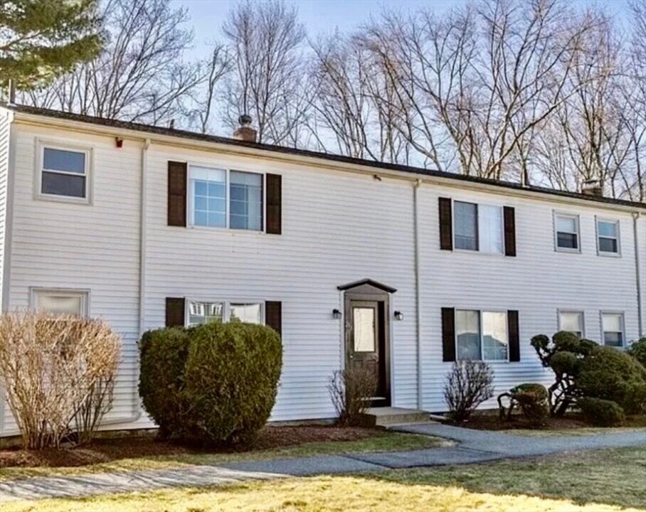26 Roberts Dr in Bedford, MA - Foto de edificio