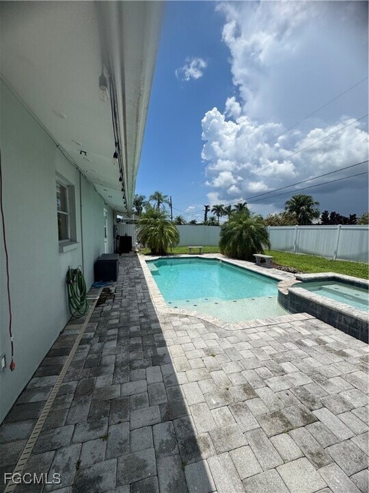 309 SE 43rd Ln in Cape Coral, FL - Building Photo