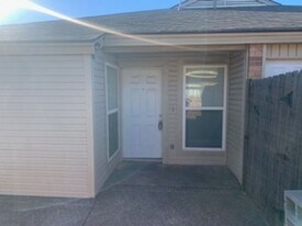 2432 Windy Pine Ln in Arlington, TX - Building Photo