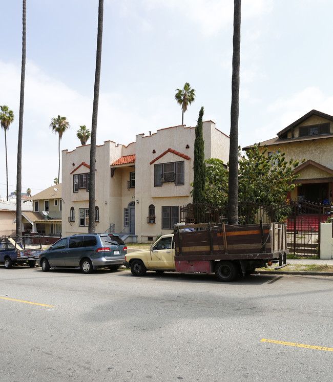 908 S Normandie Ave in Los Angeles, CA - Foto de edificio - Building Photo