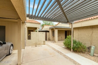 2415 W Greenway Rd in Phoenix, AZ - Building Photo - Building Photo