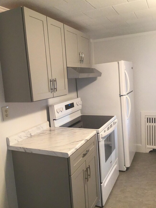 132 Pine St in Laconia, NH - Building Photo - Building Photo