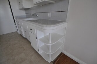 10924 Camarillo St in Los Angeles, CA - Foto de edificio - Building Photo