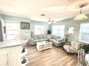 14902 N Bayshore Dr in Madeira Beach, FL - Building Photo - Building Photo