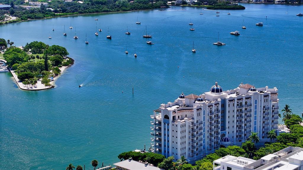 464 Golden Gate Point in Sarasota, FL - Foto de edificio