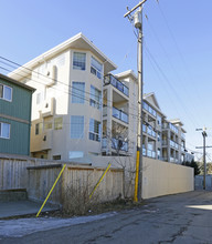 3410 Parkdale Blvd NW in Calgary, AB - Building Photo - Building Photo