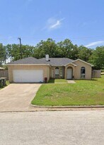 629 Rolling Oaks Dr in Giddings, TX - Building Photo