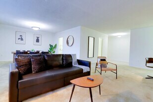 1600 S Eads St in Arlington, VA - Building Photo