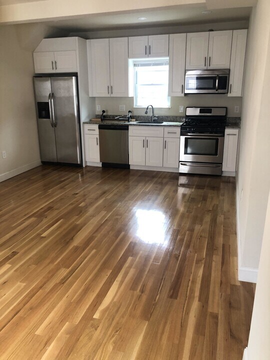 11 Greenville St in Somerville, MA - Building Photo