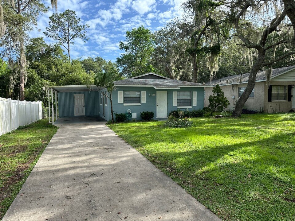 2016 Vine St in Leesburg, FL - Building Photo