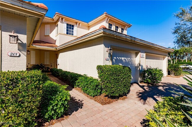 3011 Meandering Way in Ft. Myers, FL - Building Photo - Building Photo