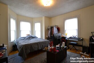 272 Crescent St, Unit 2 in Waltham, MA - Building Photo - Building Photo